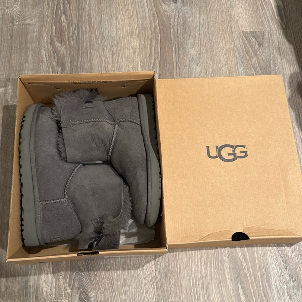UGG WOMEN'S MINI BAILEY BOW II BOOT - GRAY